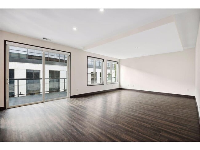 Building Photo - 253 Lake St E