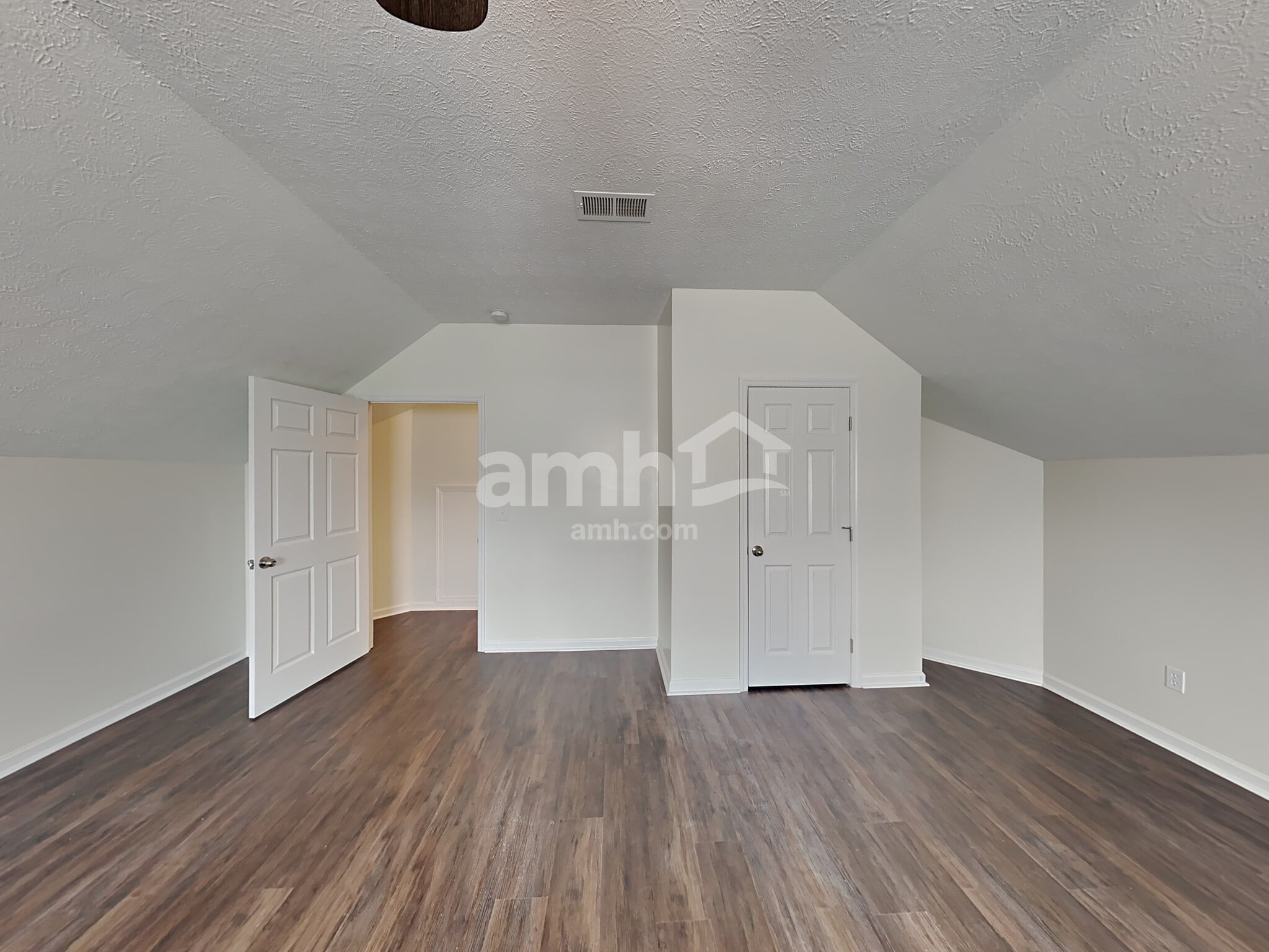 Building Photo - 419 Creekside Ln