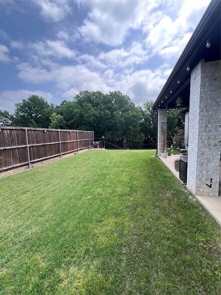 Building Photo - 9832 El Colina Dr