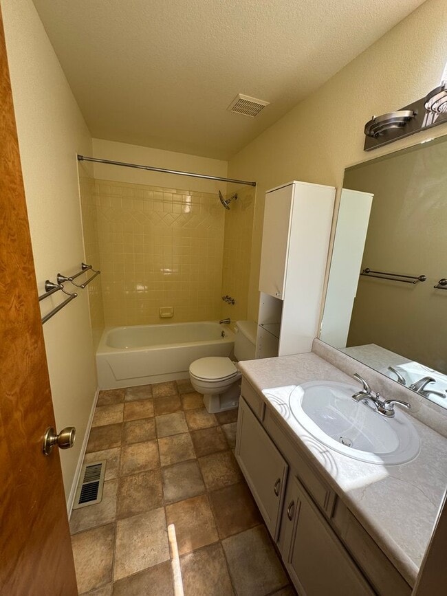 Building Photo - 2 BEDROOM, 2 1/2 BATH TOWNHOME W/2 CAR GAR...