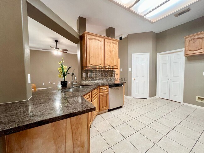 Building Photo - Gorgeous One Story Home in Sugar Land, TX