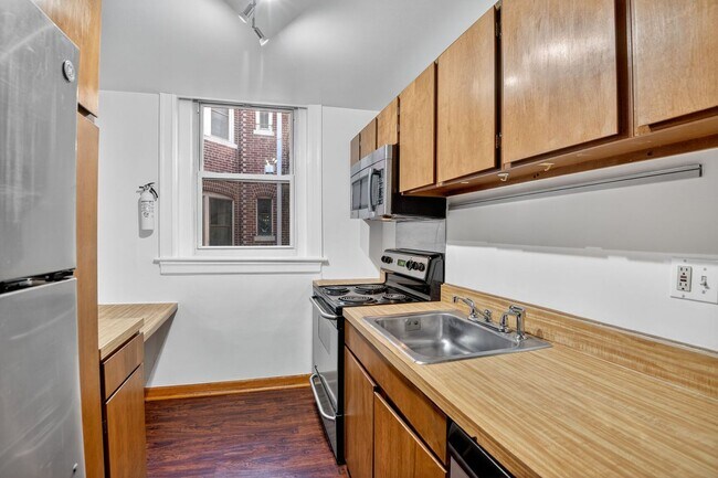 Building Photo - Available Now! 2Bd / 1.5Ba in the Heart of Adams Morgan!