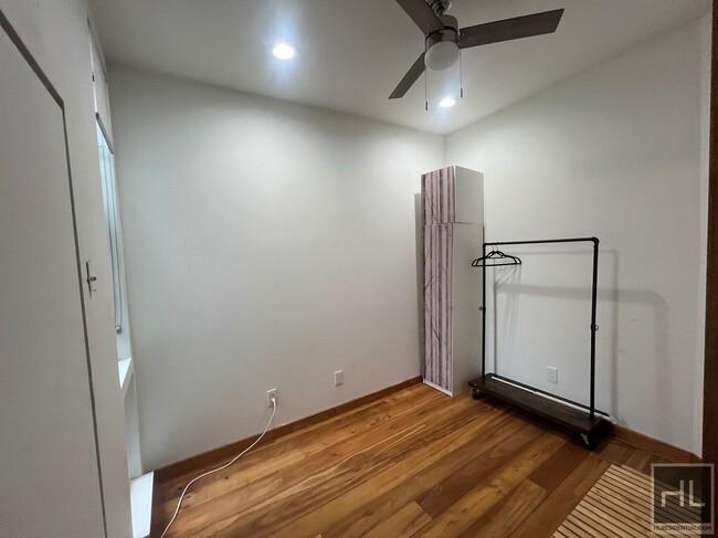 Building Photo - 1886 4BR 2BA Townhouse Duplex Renovated by...