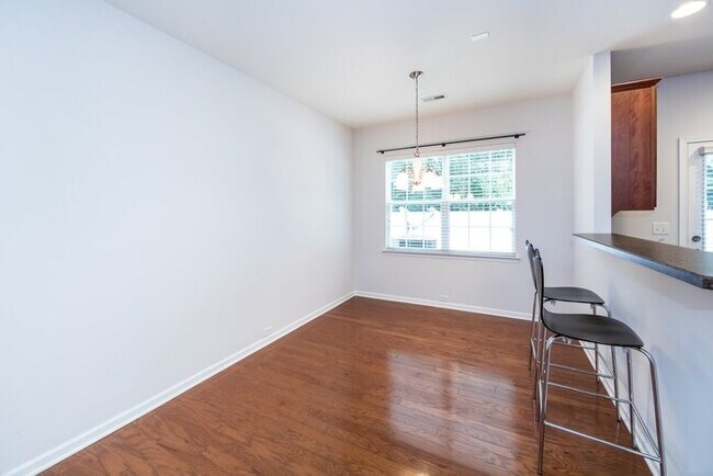 Building Photo - Beautiful 3BD/2.5BA Townhome in the Lions ...