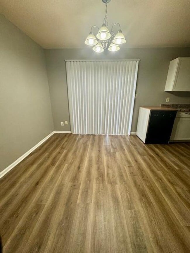 Building Photo - Spacious 3BR 2BA Home w/ Oversized 2-Car Garage