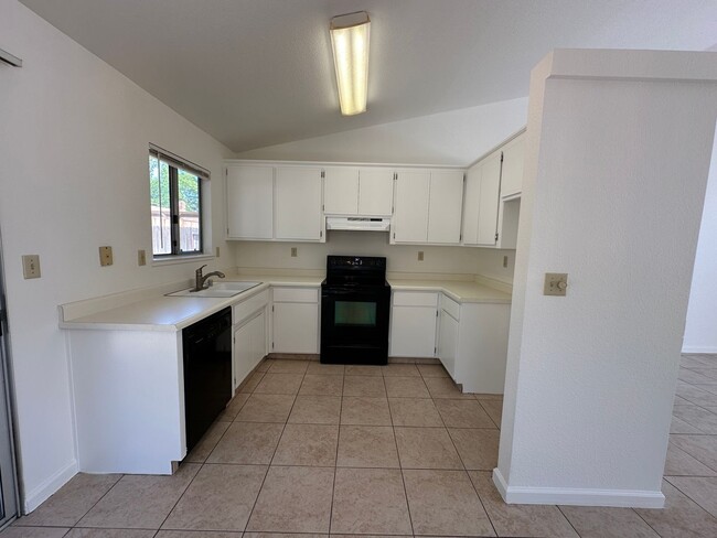 Building Photo - 405 Goldrun Dr