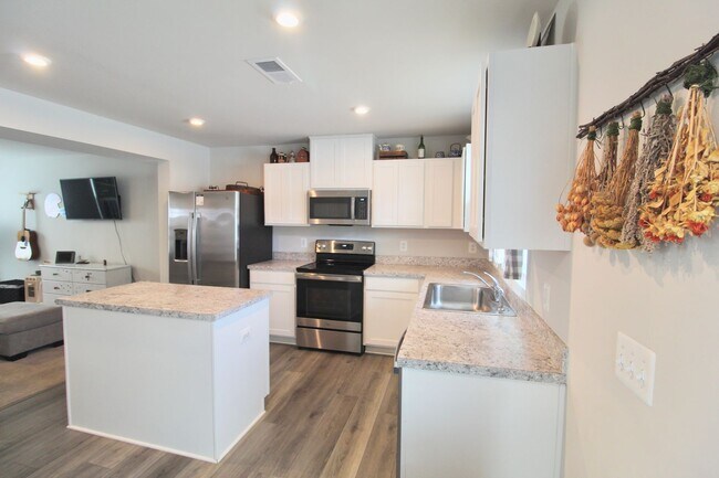 Building Photo - Townhome with a large fenced in yard for rent!