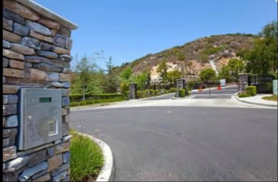 Building Photo - 721 Helmsdale Rd