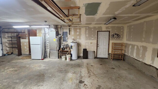 Building Photo - 3 bd 2.5ba Ranch Style Home with Fenced Yard, W/D in Unit, Fireplaces & 2 Car Garage!