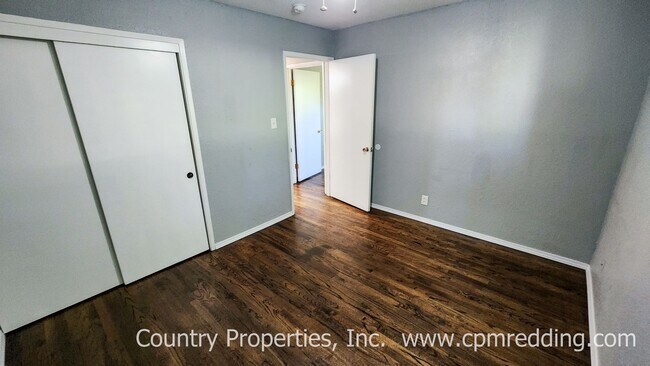 Building Photo - Garden Tract 3-Bedroom House with Hardwood...
