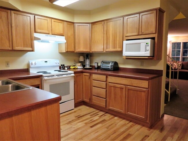 Building Photo - $2,570.95 with $500 Off the first month's rent, 3 Beds - 3 Baths, Townhouse in Lakewood with Cent...