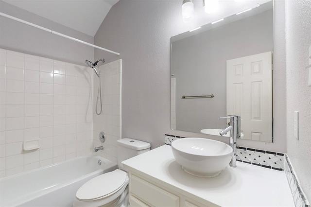 Building Photo - 3105 Cantura Dr