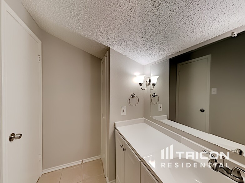 Building Photo - 6705 Lampe Ct