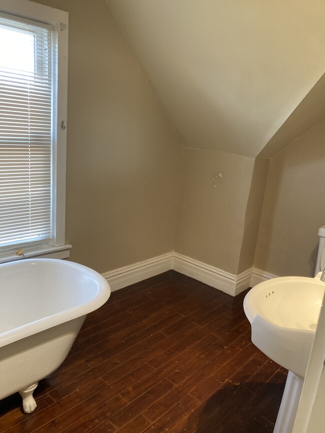 Upstairs mater bedroom bathroom - 1614 E 71st St