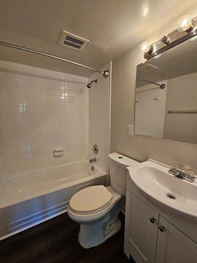 Building Photo - Two Bedroom Apartment off Rodman