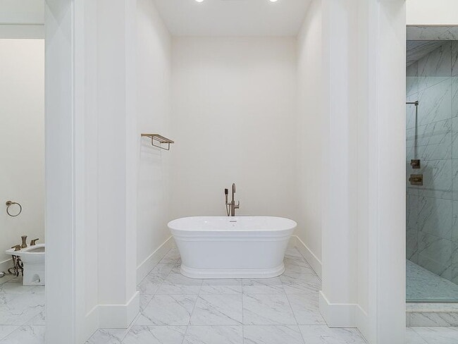 Building Photo - "Charming 2-Bed, 2-Bath Retreat in Prime Downtown Greenwich Location!"