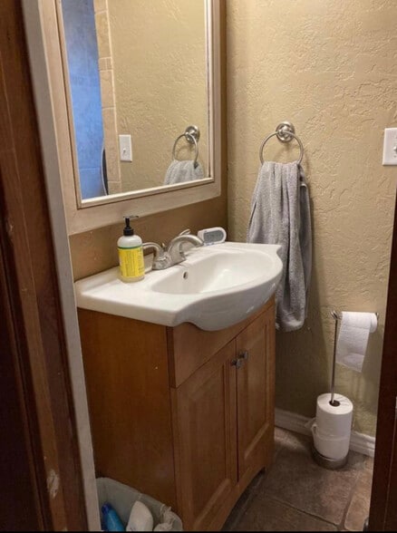 2nd bath - 1407 Travis Street