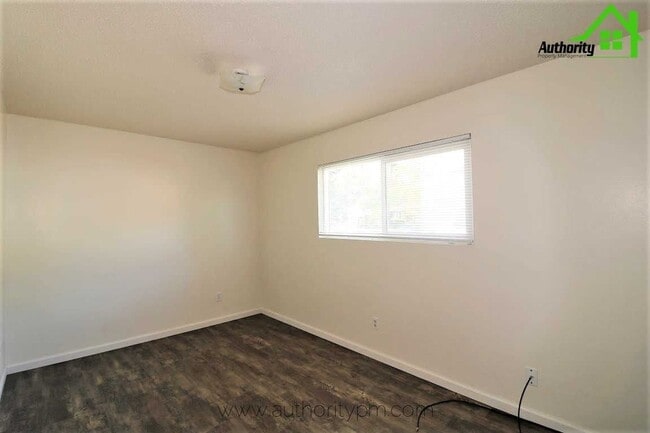 Building Photo - 5375 Rosswood St