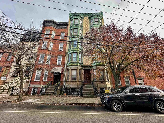 Building Photo - 703 Park Ave