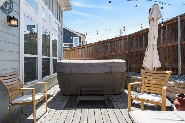 Building Photo - 2206 Hermia St