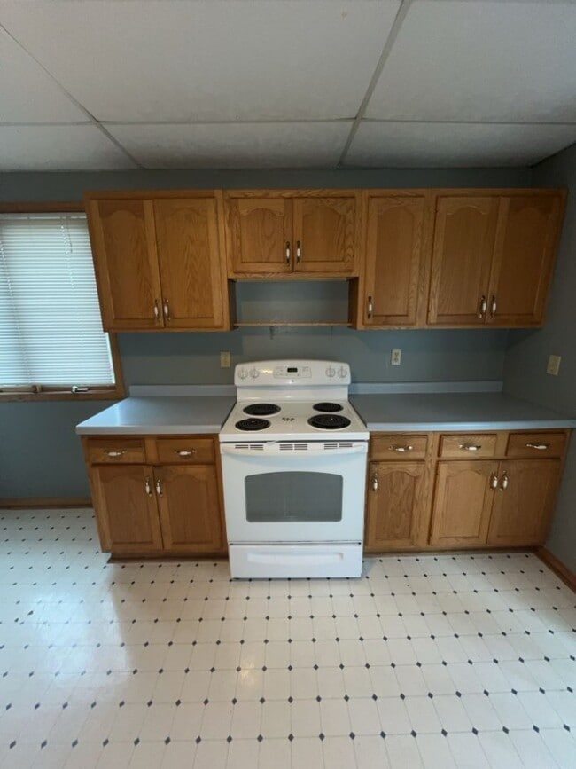 Building Photo - AVAILABLE JUNE - 5 Bed 2 Bath In East Hillside