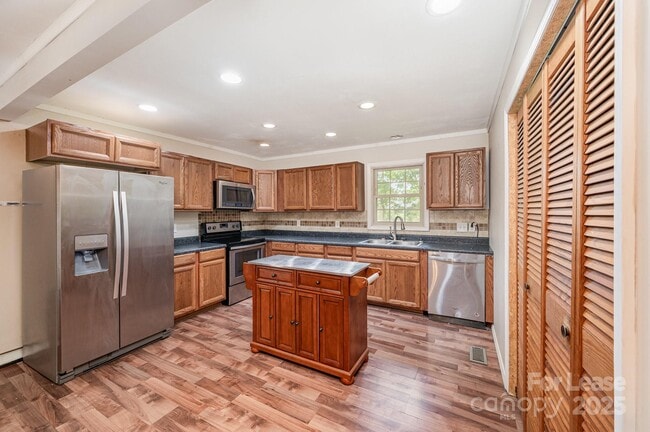 Building Photo - 6118 S Rocky River Rd