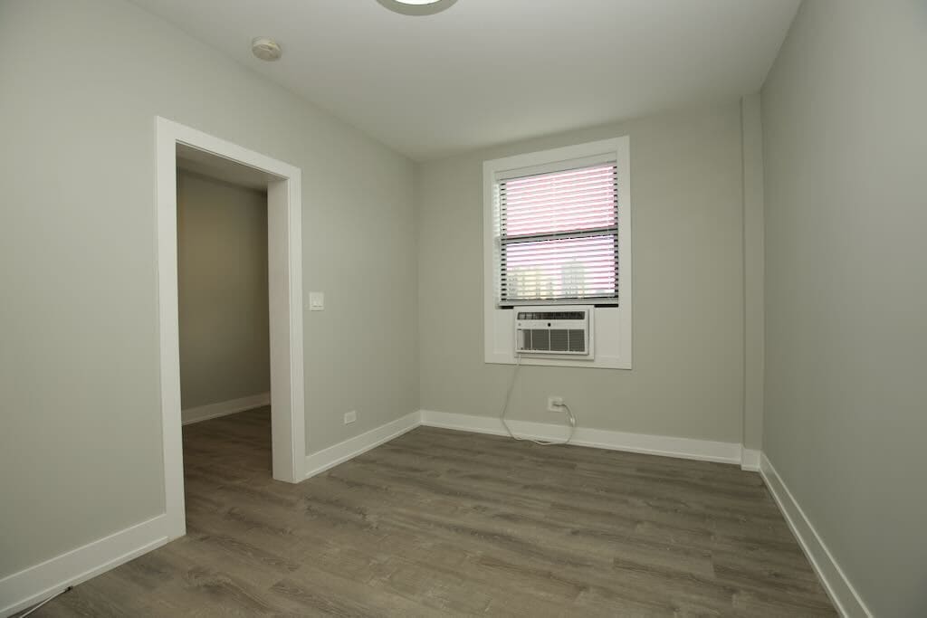 Building Photo - 545 W Belmont Ave