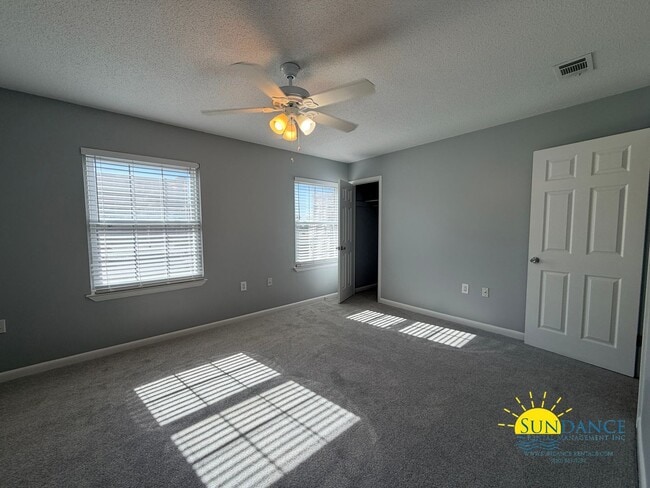 Building Photo - Charming Two-Story Townhome Near the Beach!