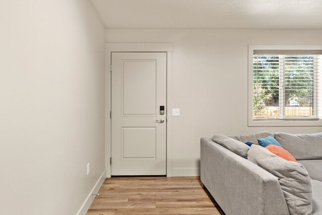 Building Photo - Move-In Ready 3BR Furnished Apartment Near ISU