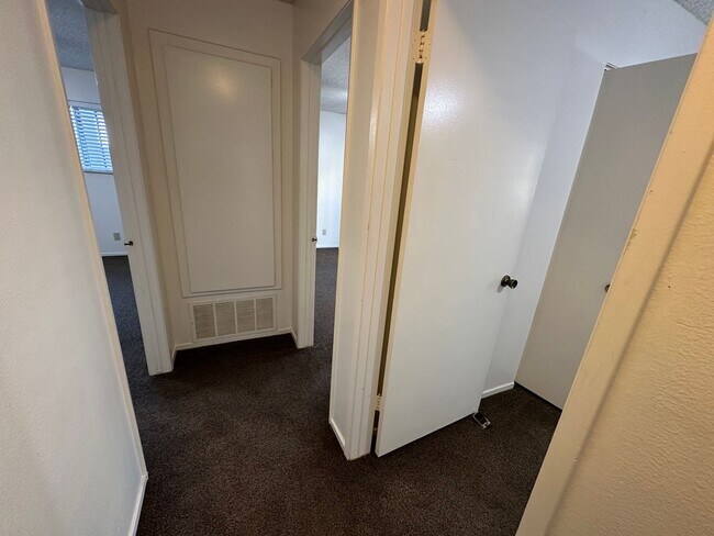 Building Photo - Lovely 3 Bedroom Townhome!