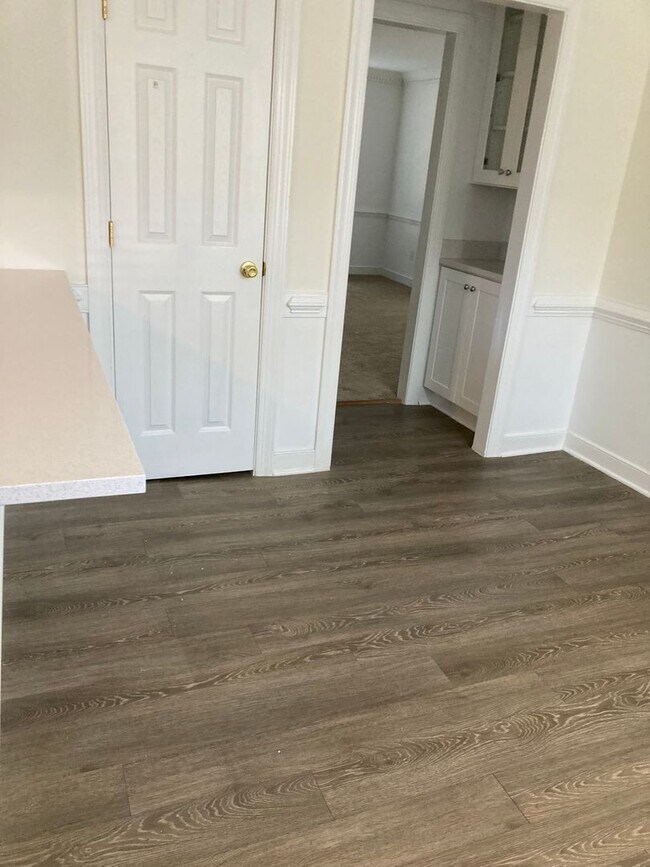 Building Photo - 5 Bedroom Home - Colonial Heights - Conven...