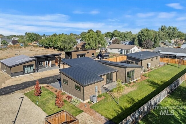 Building Photo - 384 London St