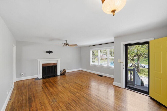 Building Photo - Charming 2BR Home with Modern Updates in Prime Charlotte Location