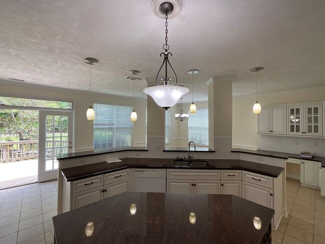 Building Photo - ****Rent Special***** 50% off the first rent charge payment. Ask for details!