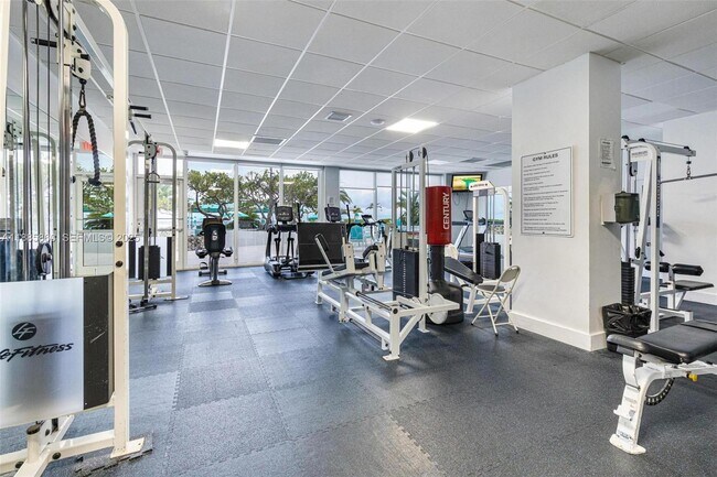 Building Photo - 3140 S Ocean Dr