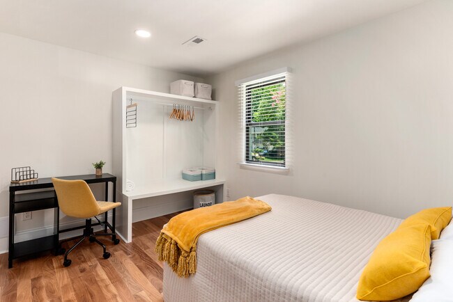 Building Photo - 5708 Southampton Rd