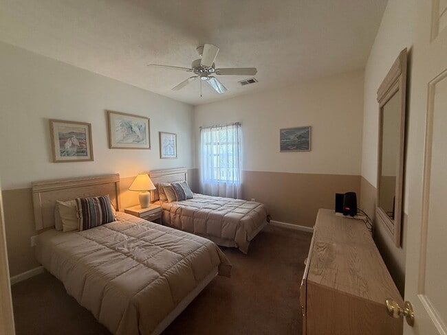 Building Photo - River Oaks - 2 Bedroom / 2 Bathroom Condo