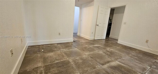 Building Photo - 6692 W Sample Rd