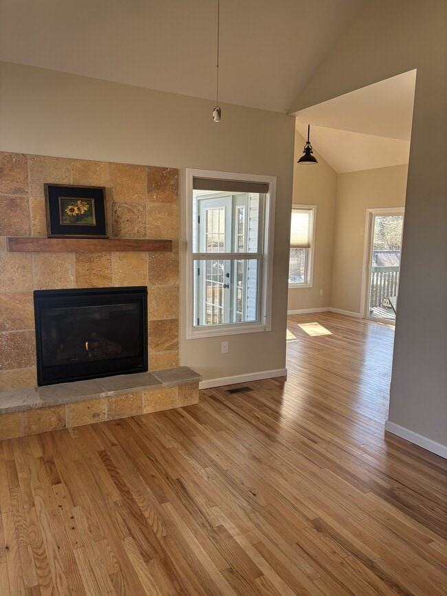 Building Photo - 477 Probart St