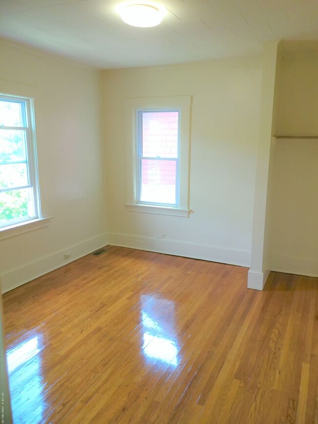 Building Photo - Available 6/1/2026 Charming Home With Priv...