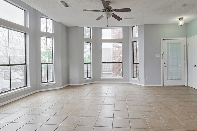 Building Photo - 3420 Country Club Dr W