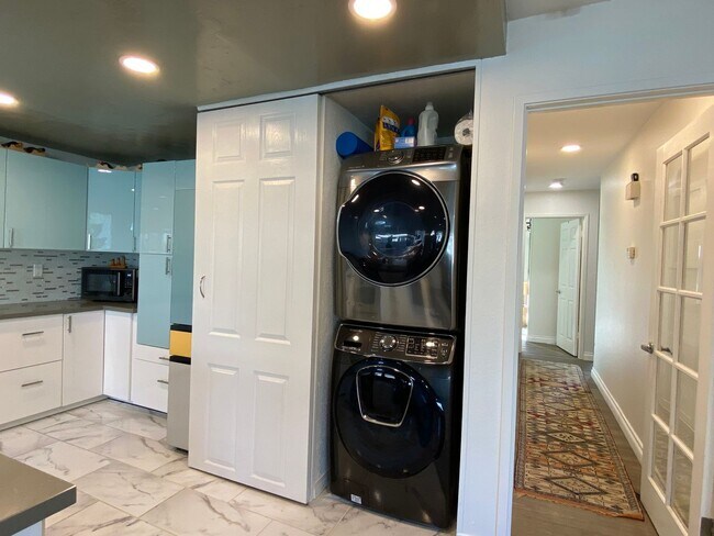 Building Photo - Stunning 3-bedroom, 2-bathroom coastal condo with Modern Custom Upgrades!