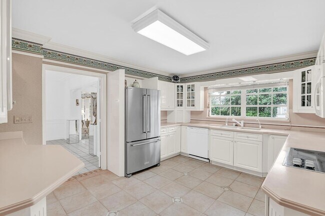 Building Photo - 300 E Coconut Palm Rd