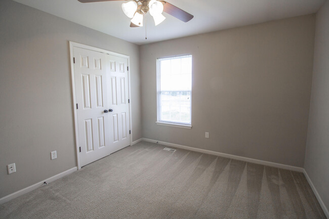 Building Photo - 5000 Derby Ridge Dr