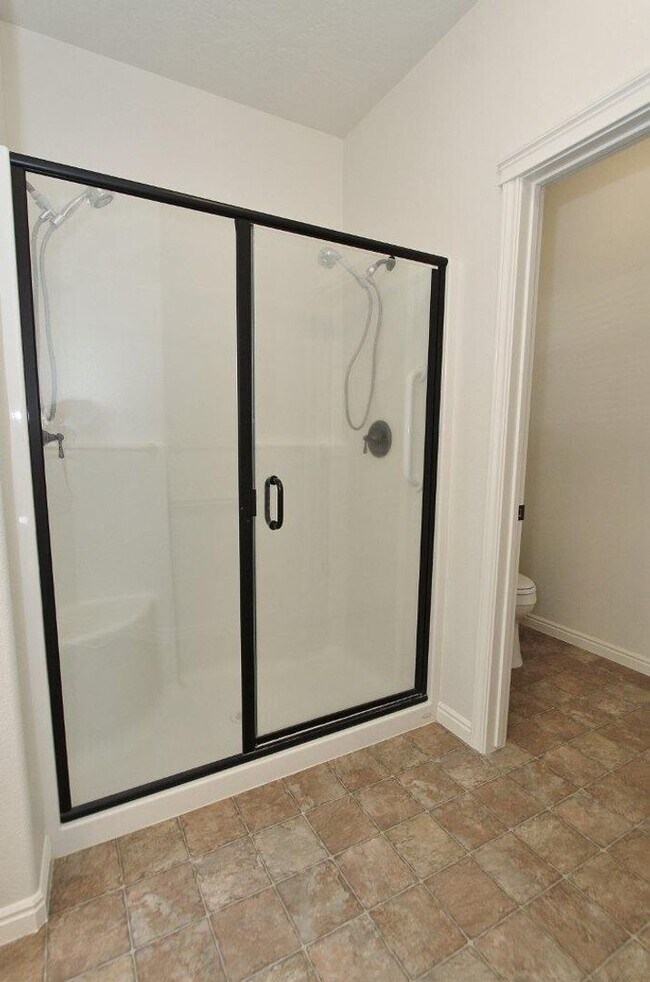 Building Photo - Stunning Home w/Open Floor-plan