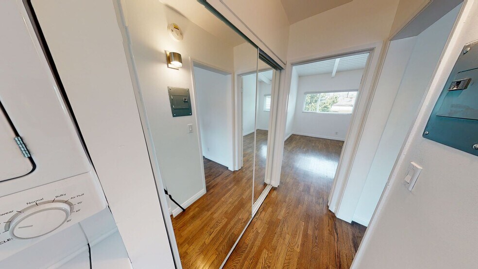 Interior Photo - BEAUTIFUL Studio in Inglewood !!