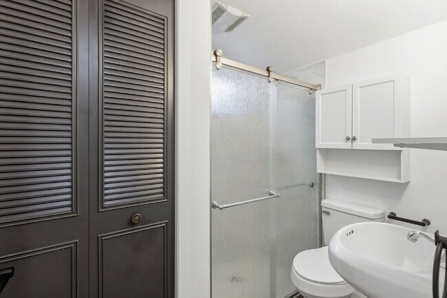 Building Photo - 930 Bowser Dr