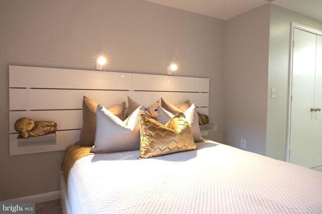 Building Photo - Bright 1BR with Parking Included, Minutes from The Wharf!