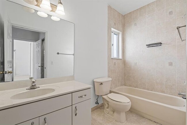 Building Photo - 2552 NE 41st Ave
