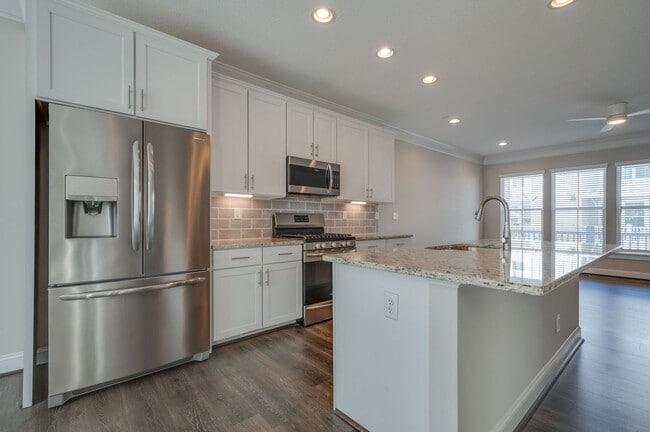 Building Photo - 3BD/3.5BA Immaculate Condo at the Oceanfront!